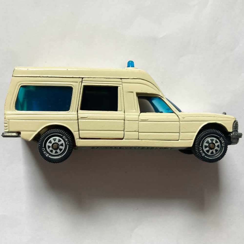 Siku | 1613 Mercedes-Benz 200 (W123) Binz Krankenwagen beige - ohne Verpackung