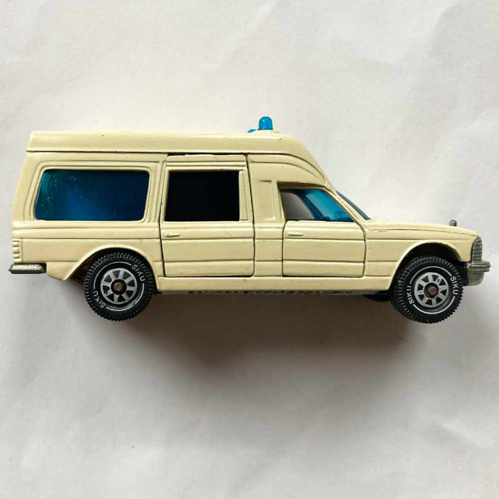 Siku | 1613 Mercedes-Benz 200 (W123) Binz Krankenwagen beige II - ohne Verpackung