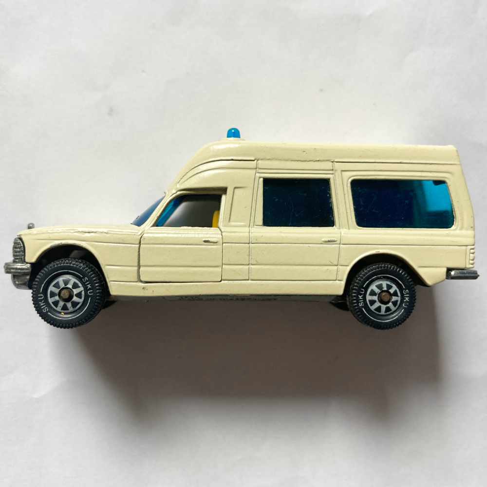 Siku | 1613 Mercedes-Benz 200 (W123) Binz Krankenwagen beige - ohne Verpackung