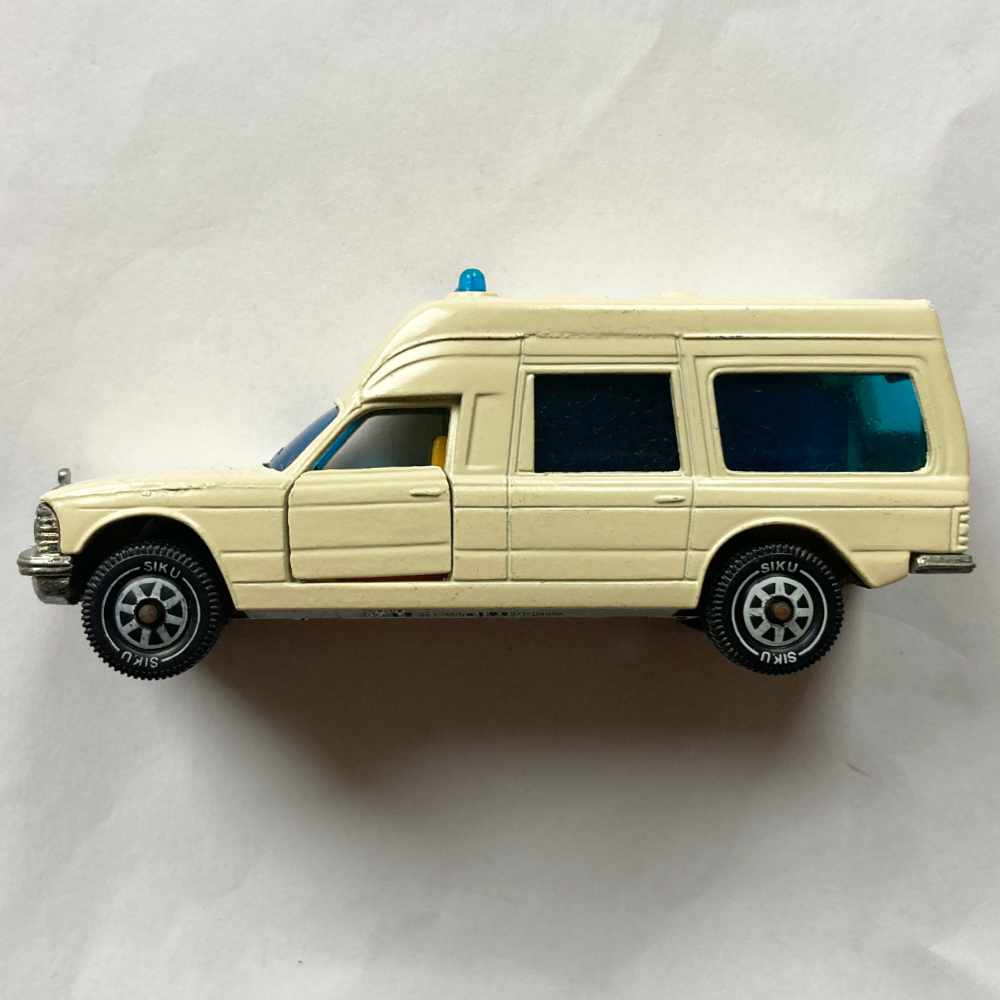 Siku | 1613 Mercedes-Benz 200 (W123) Binz Krankenwagen beige II - ohne Verpackung